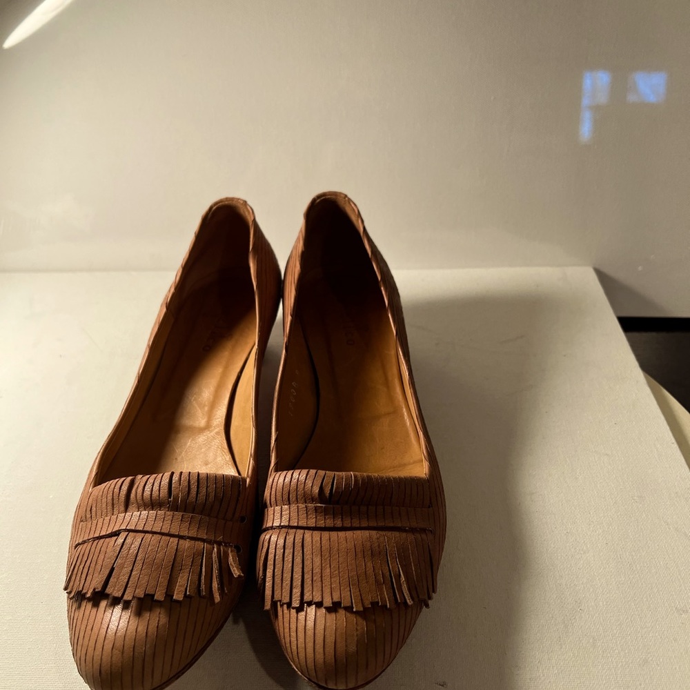 Coclico tan size 39.5 fringe leather low heel pump/loafer